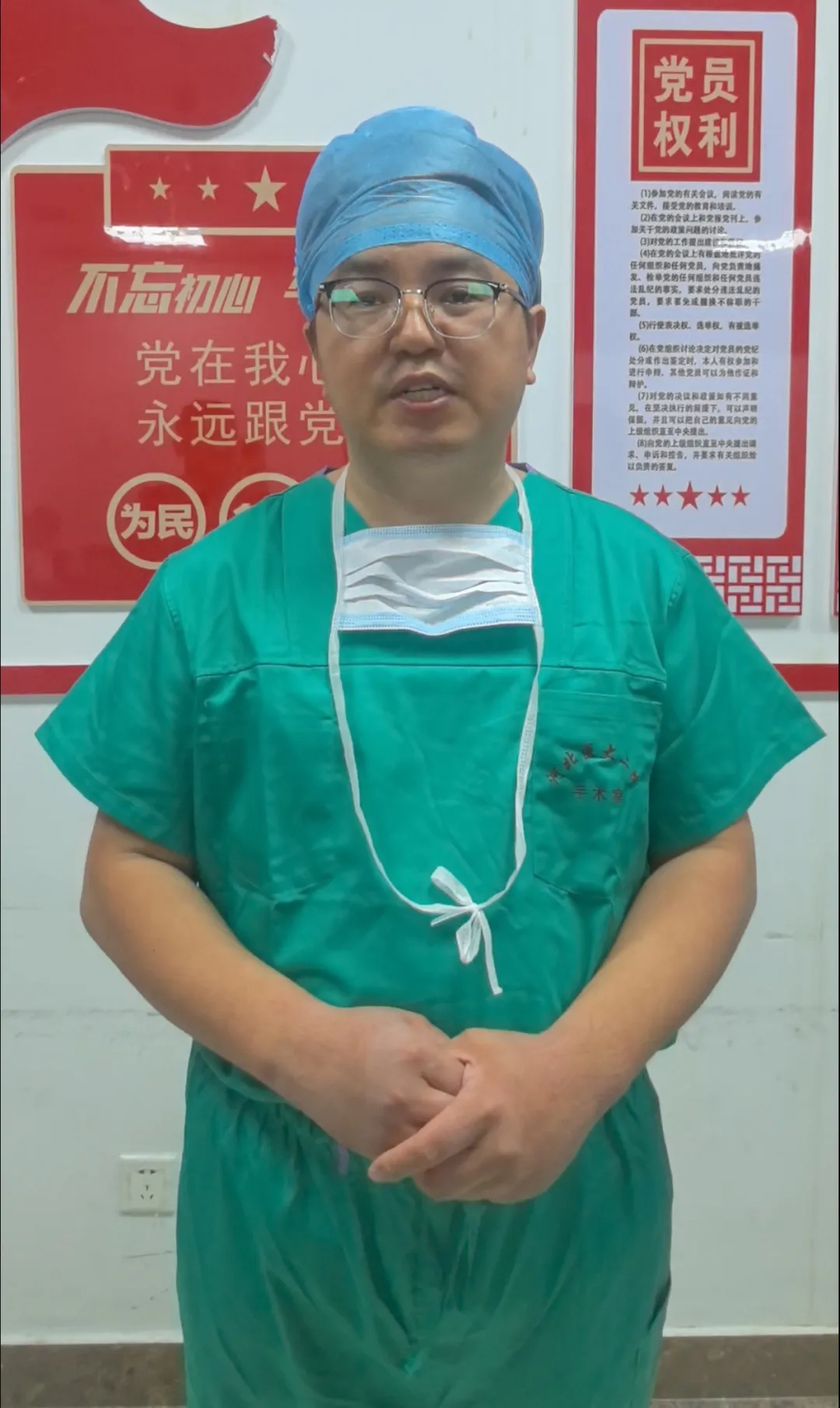 参与接力救援的马少卫医生介绍现场情况