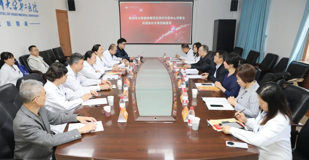 围绕中心建设，省内外专家们进行了深入的讨论交流