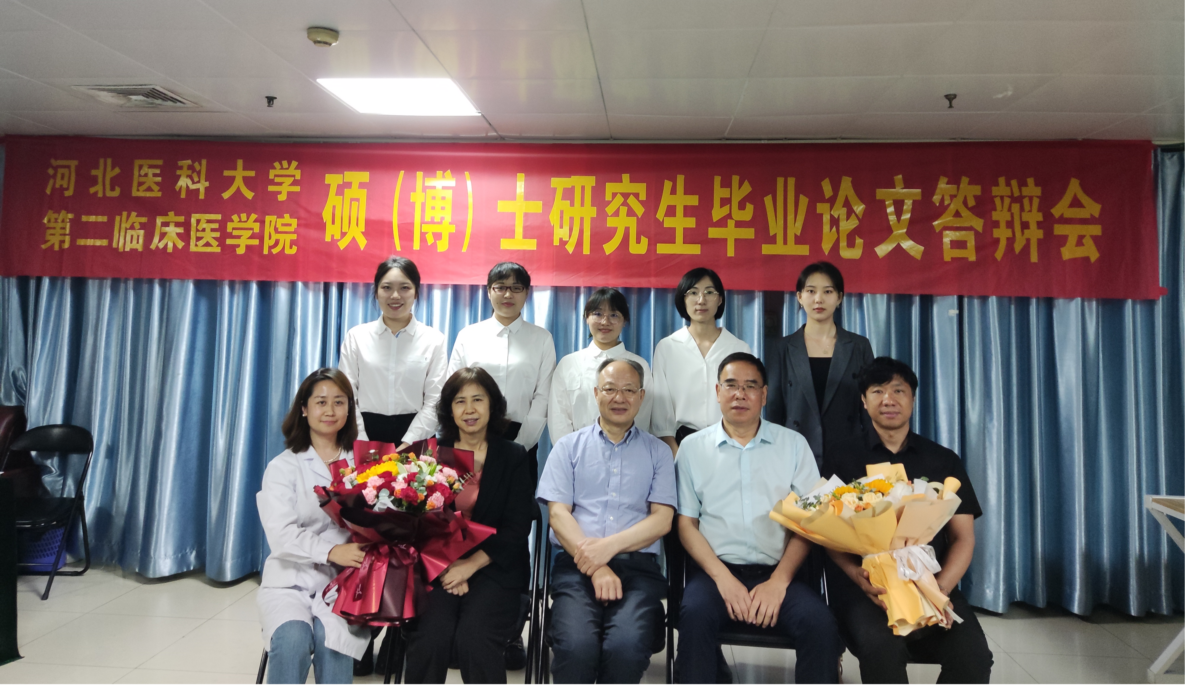 研究生与答辩委员会专家合影