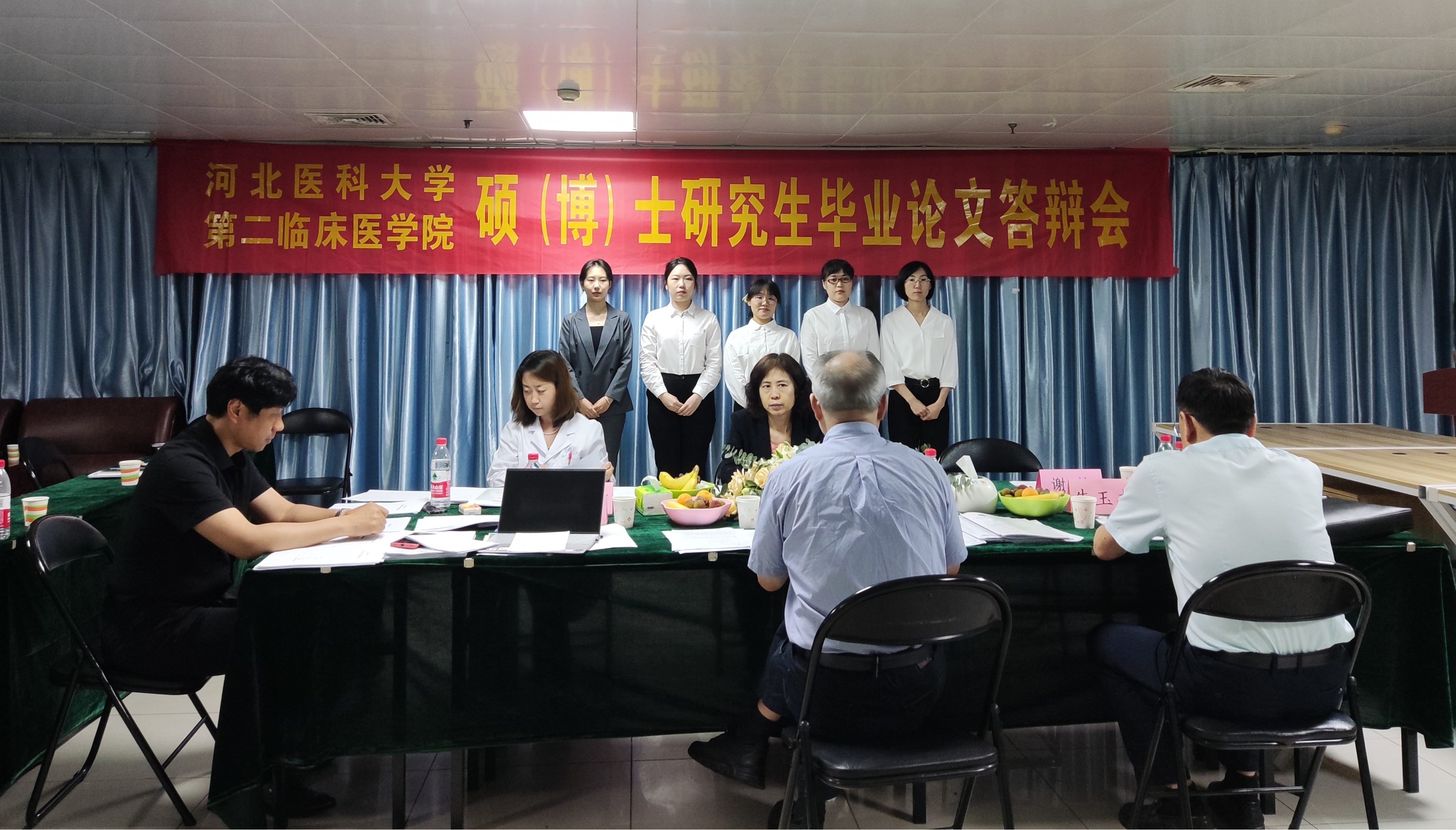 答辩委员会主席宣读答辩决议