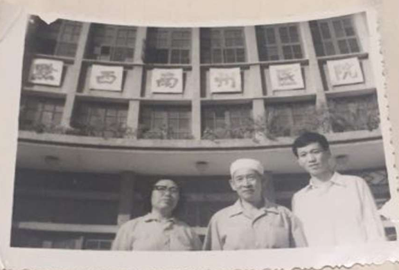 左一为郭稳捷主任，中间为黔西南州医院当时院长，右一为英语老师
