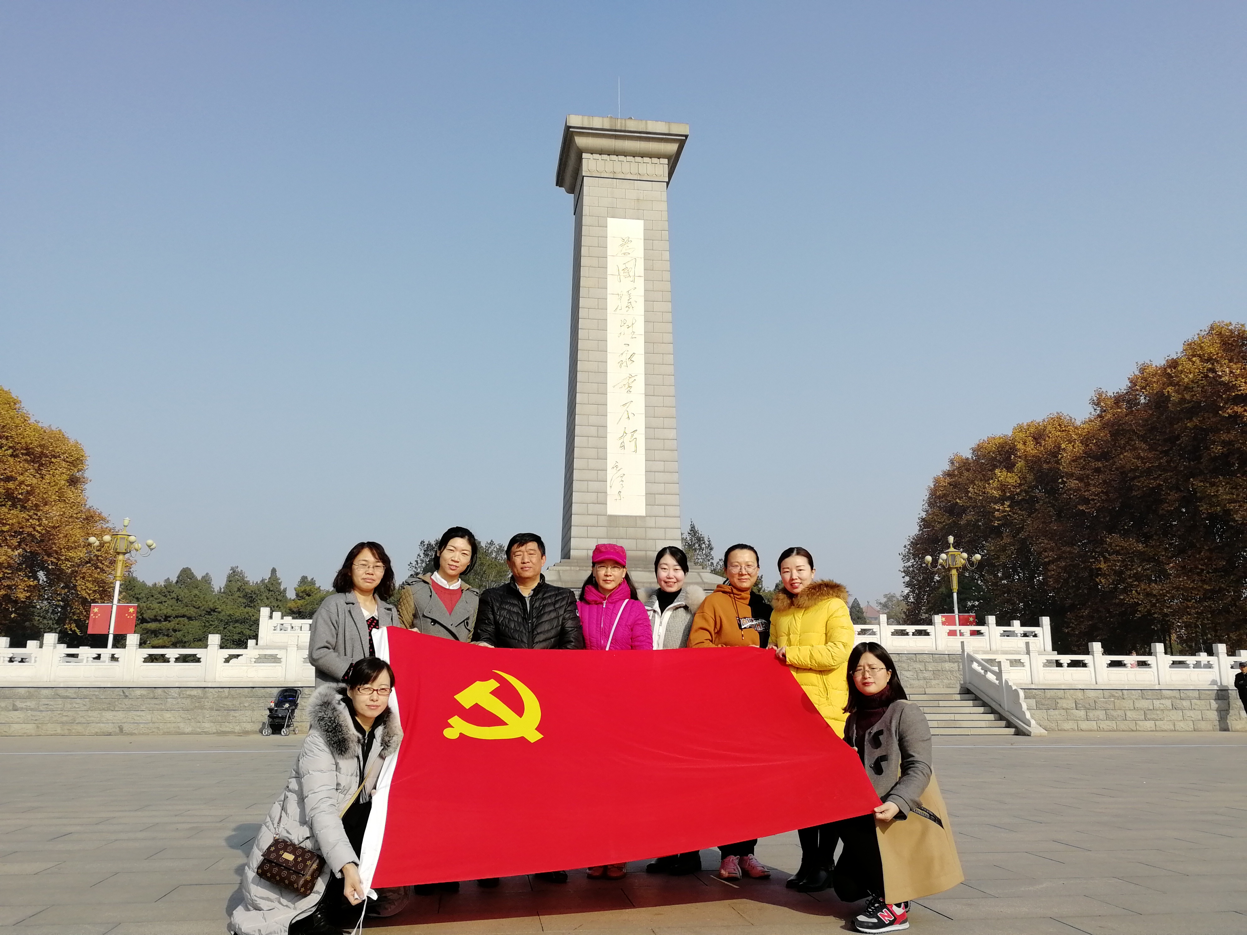 党员们在纪念碑前合影留念